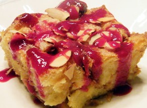 Cinnamon bread with strawberry pudding